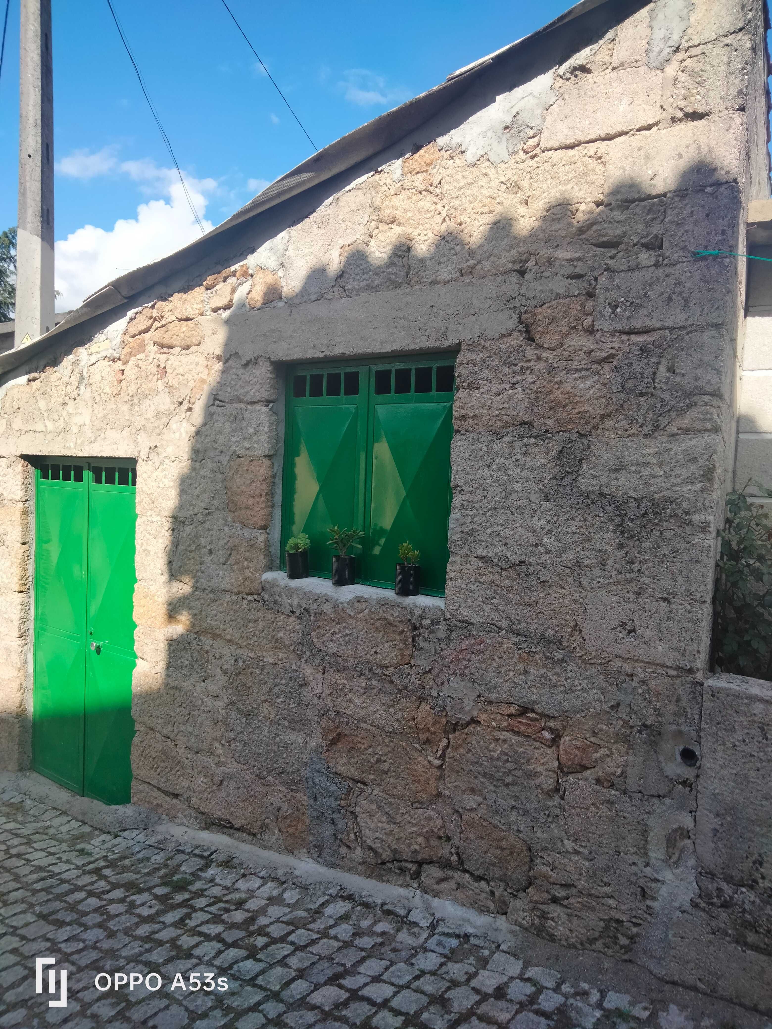 Casa da Serra, no concelho de Seia, com vista para a Serra da Estrela.