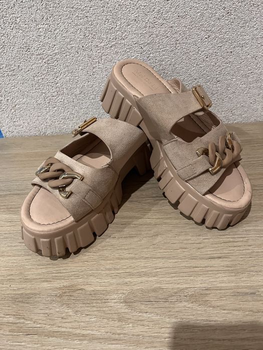 Жіночі біжові шльопанці в гарному стані