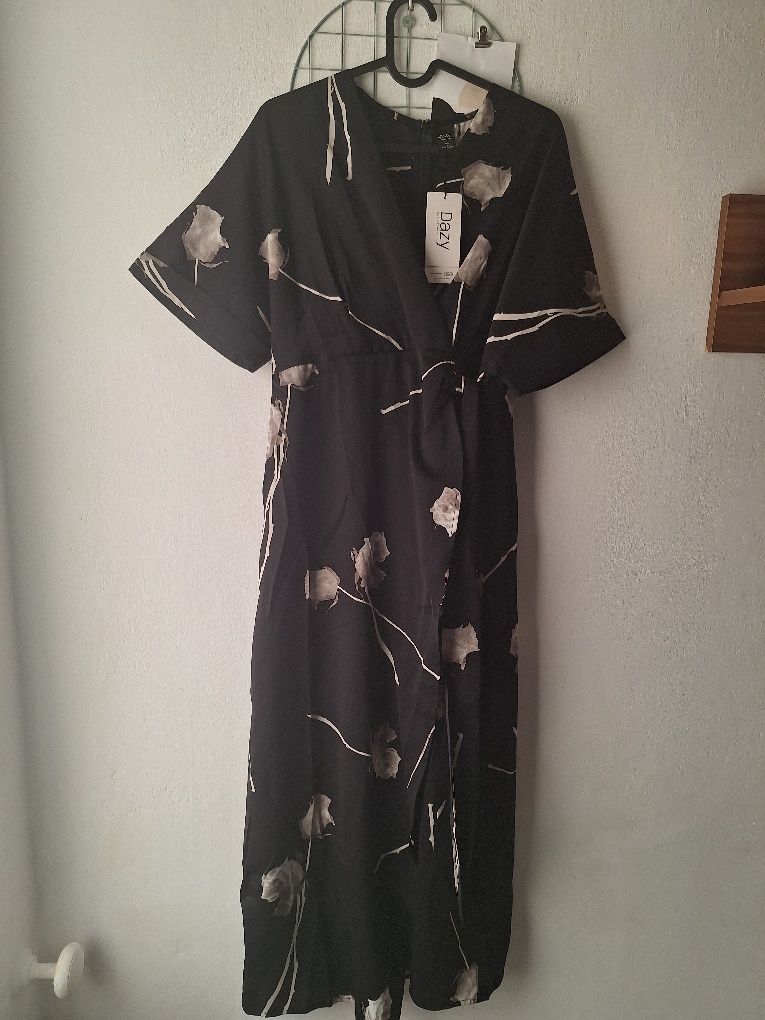 Czarna sukienka w kwiaty