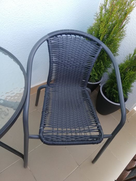 Krzesła ze stolikiem na balkon