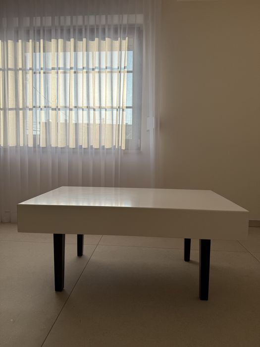 Stolik kawowy na stelażu drewnianym