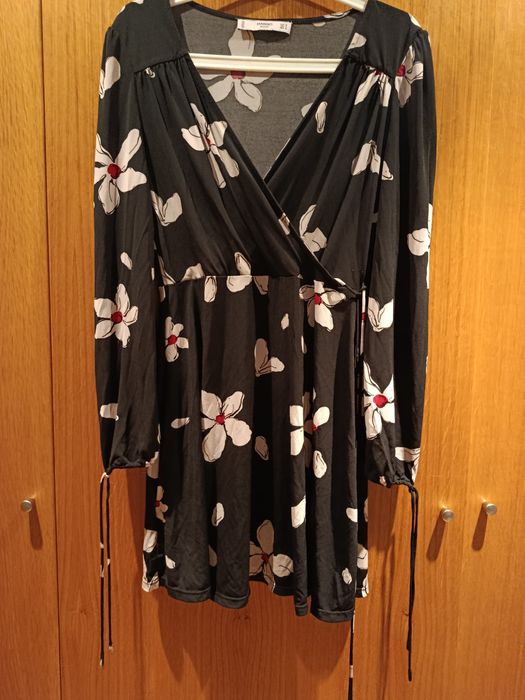 Vestido floral com decote em V