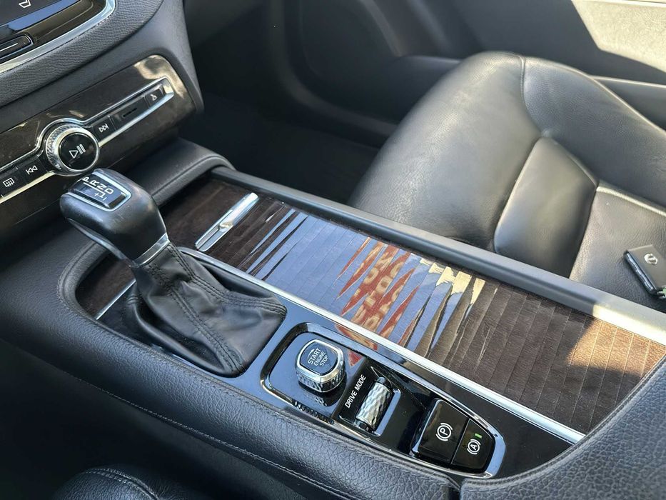 Volvo XC90 Momentum      2019