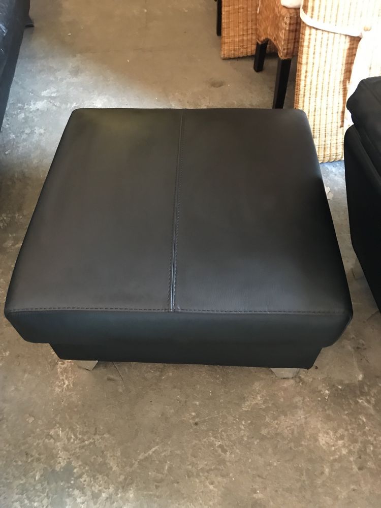 Elegancka czarna sofa z podnóżkiem