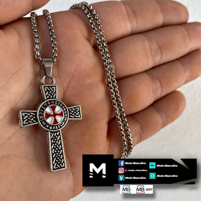 Colar em aço com cruz