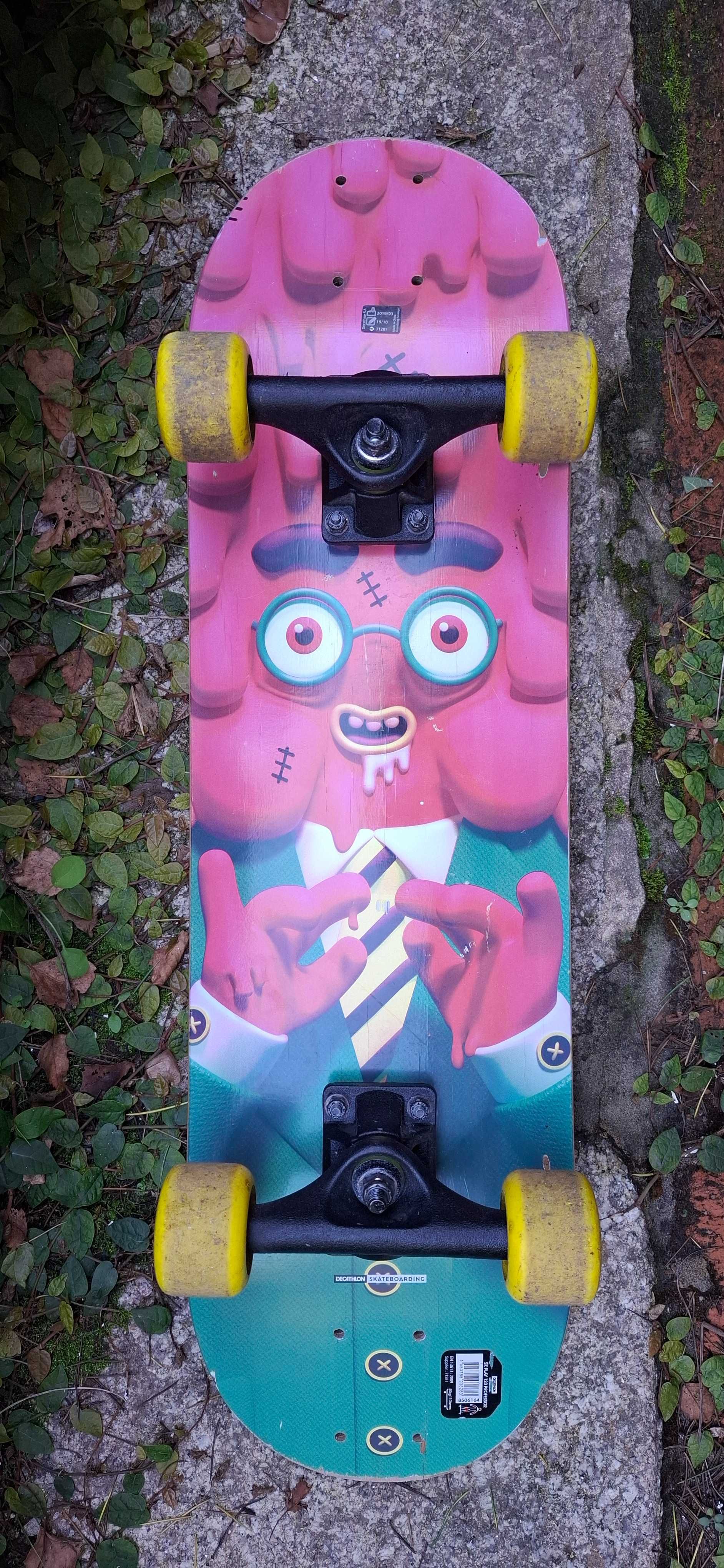 skate de criança: monstro de fato e engravatado