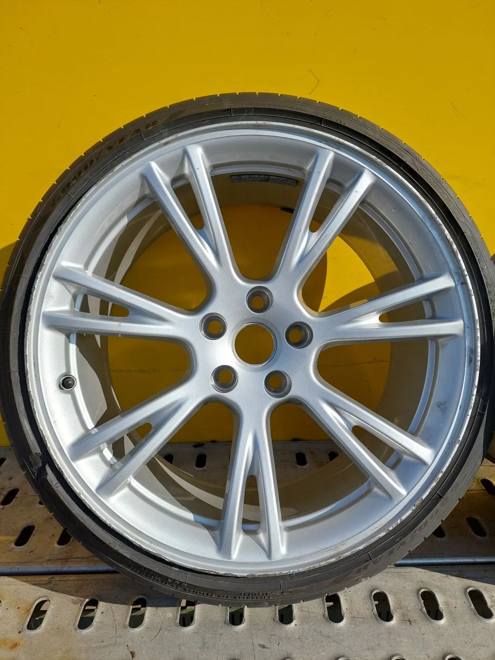 TESLA Y koło koła felgi aluminiowe z oponą ET 45 19x9.5 J