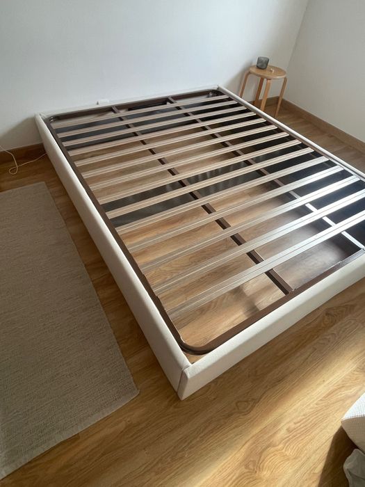 Cama e estrado como novos