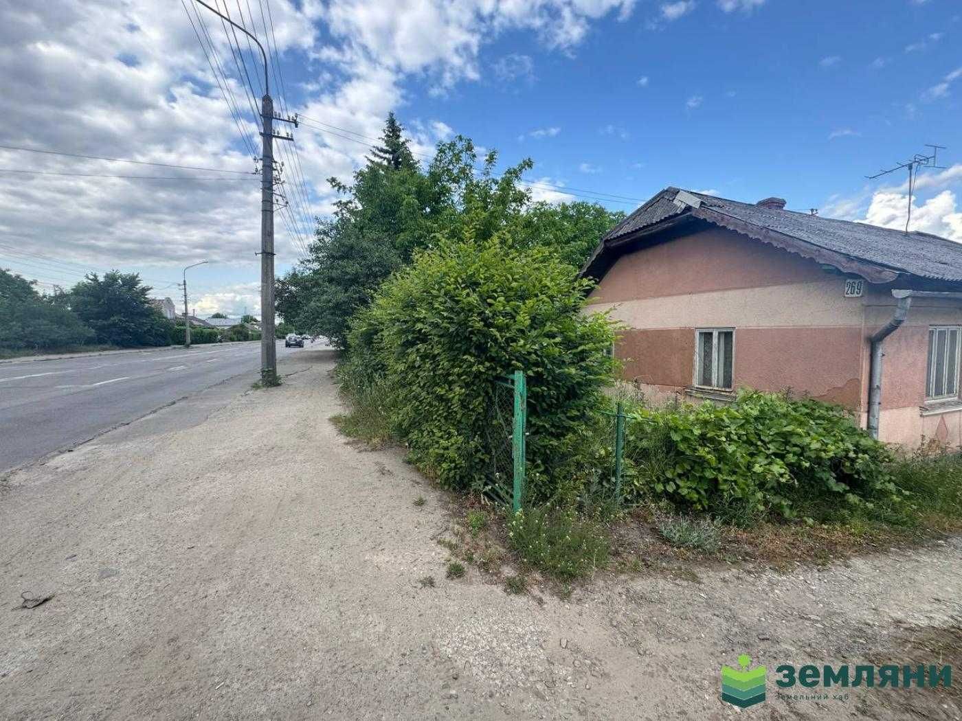 Продається земельна ділянка з будинком по вул Коновальця