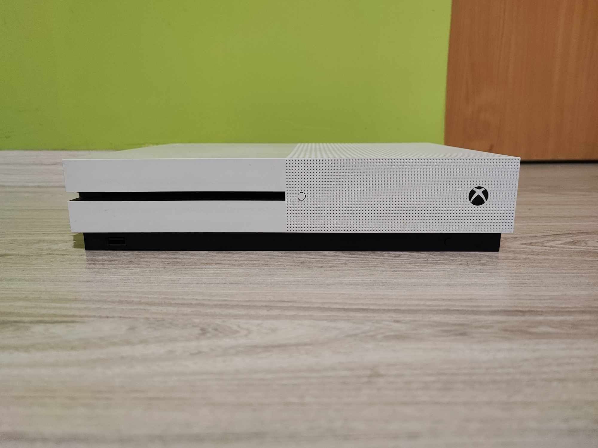 Xbox one s+ 2 pad,7 gier,ładowarka do padów,okablowanie.