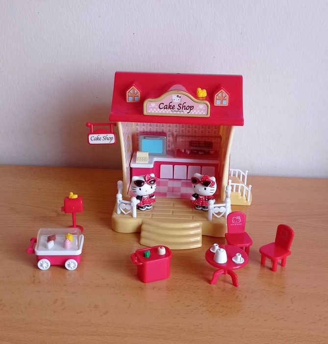 Conjuntos da Hello Kitty e bonecas