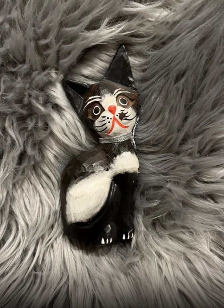 Kotek drewniany czarno-biały ozdobny kot figurka vintage
