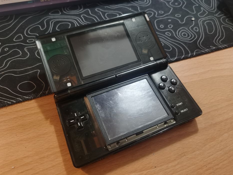 Nintendo DS Lite у прозорому корпусі