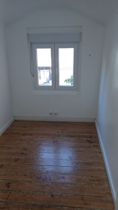 Alugo T 2 em águas furtadas na rua de São Bento em Lisboa