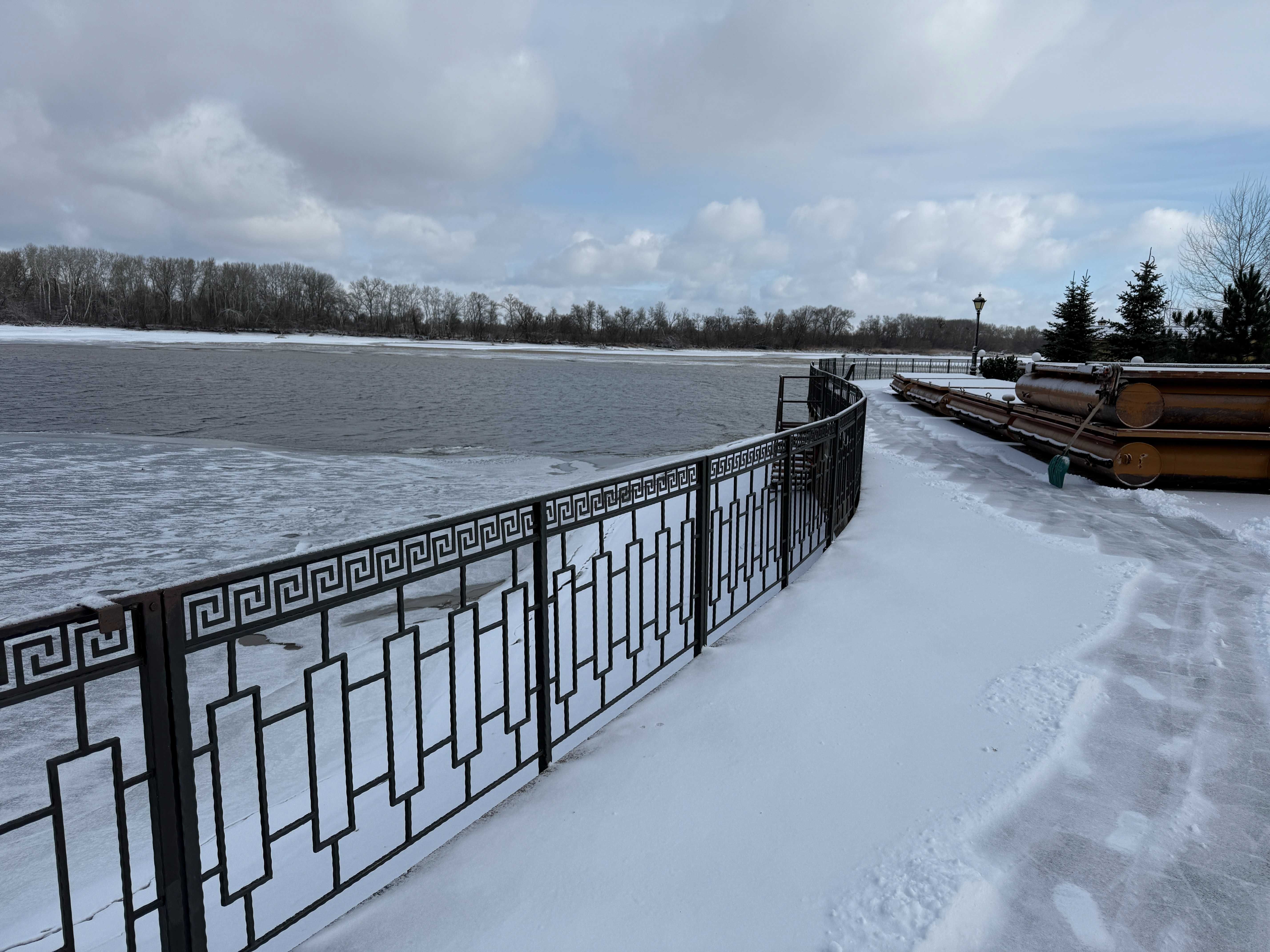 Круте та велике домоволодіння під Черкасами над Дніпром