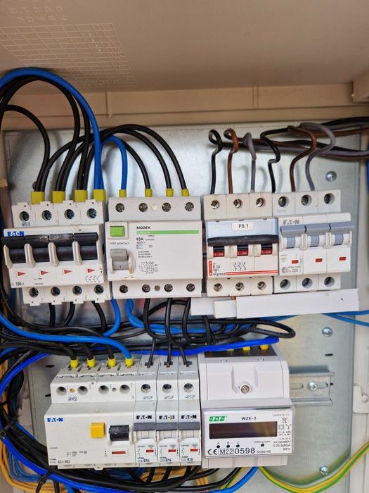 Skrzynka elektryczna, erbetka, rozdzielnia budowlana z licznikiem