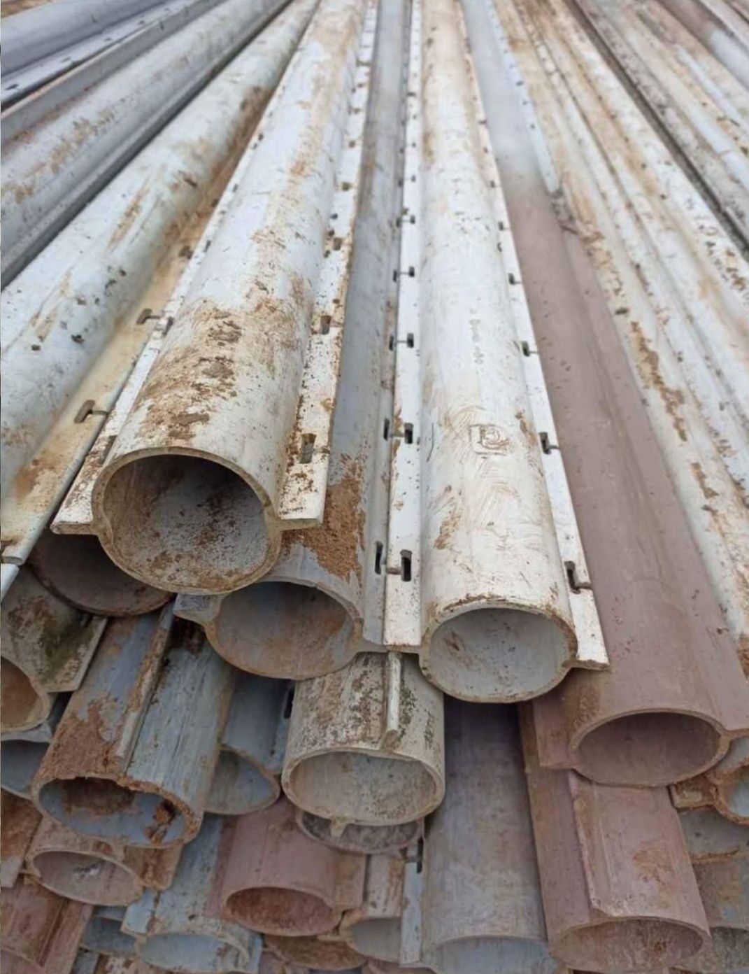 Oryginał Niemieckie słupki plastikowe ogrodzeniowe 250cm