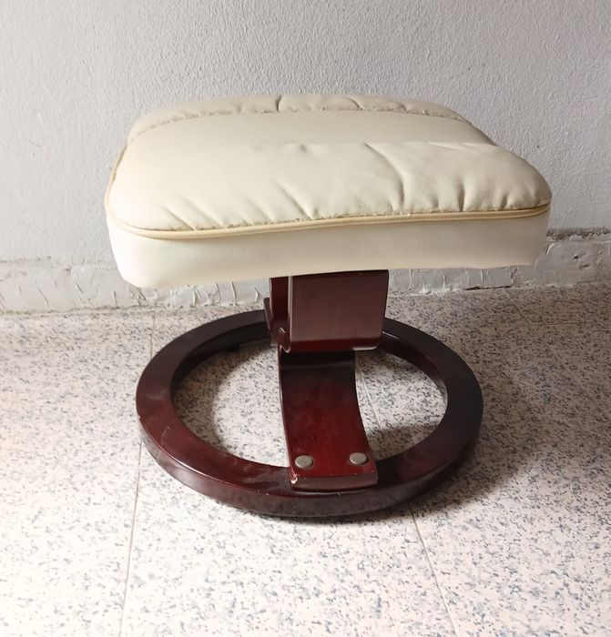 Banco de madeira acolchoado usado, com um design elegante