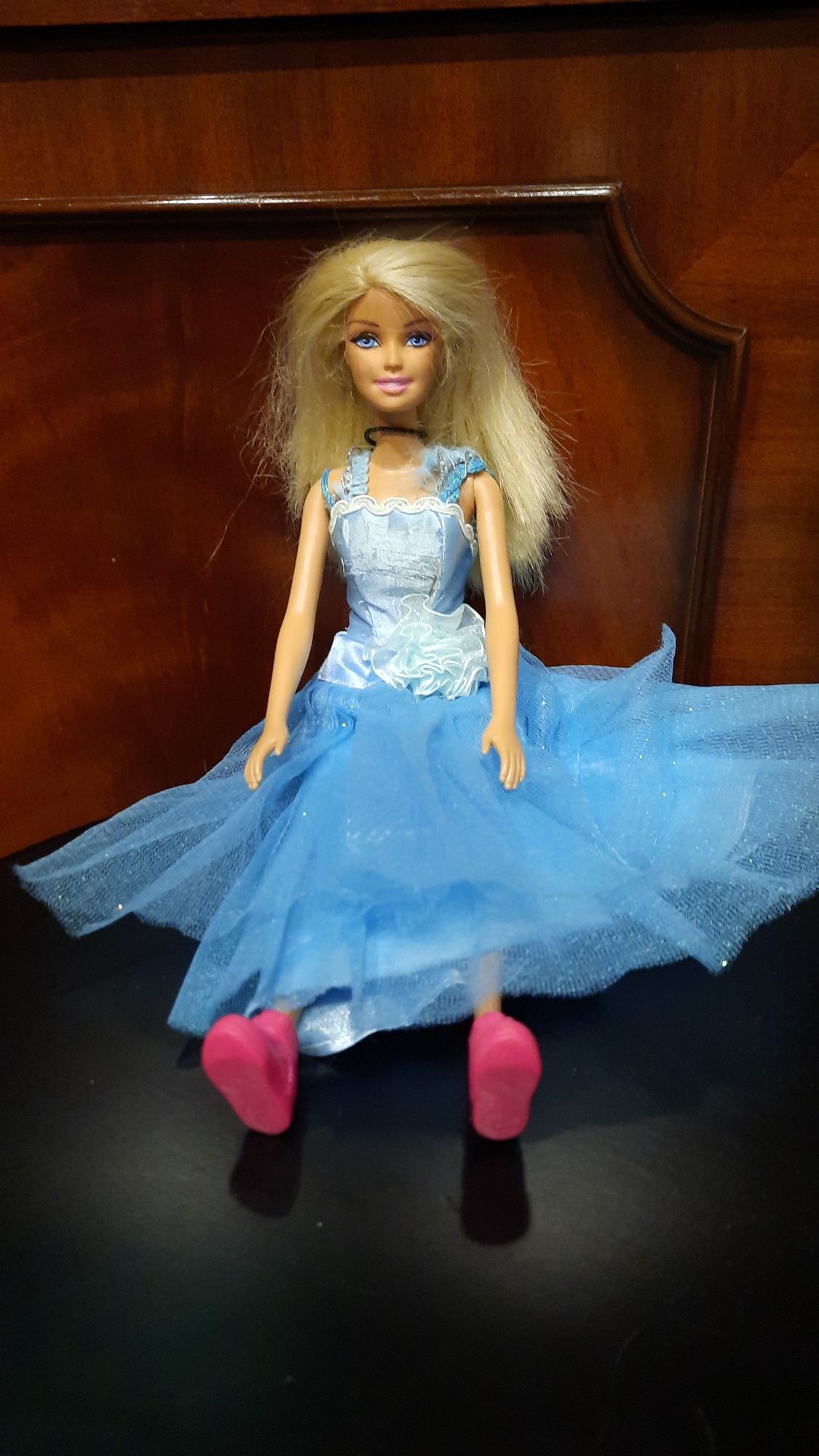 Lalka Barbie w sukni brokatowej