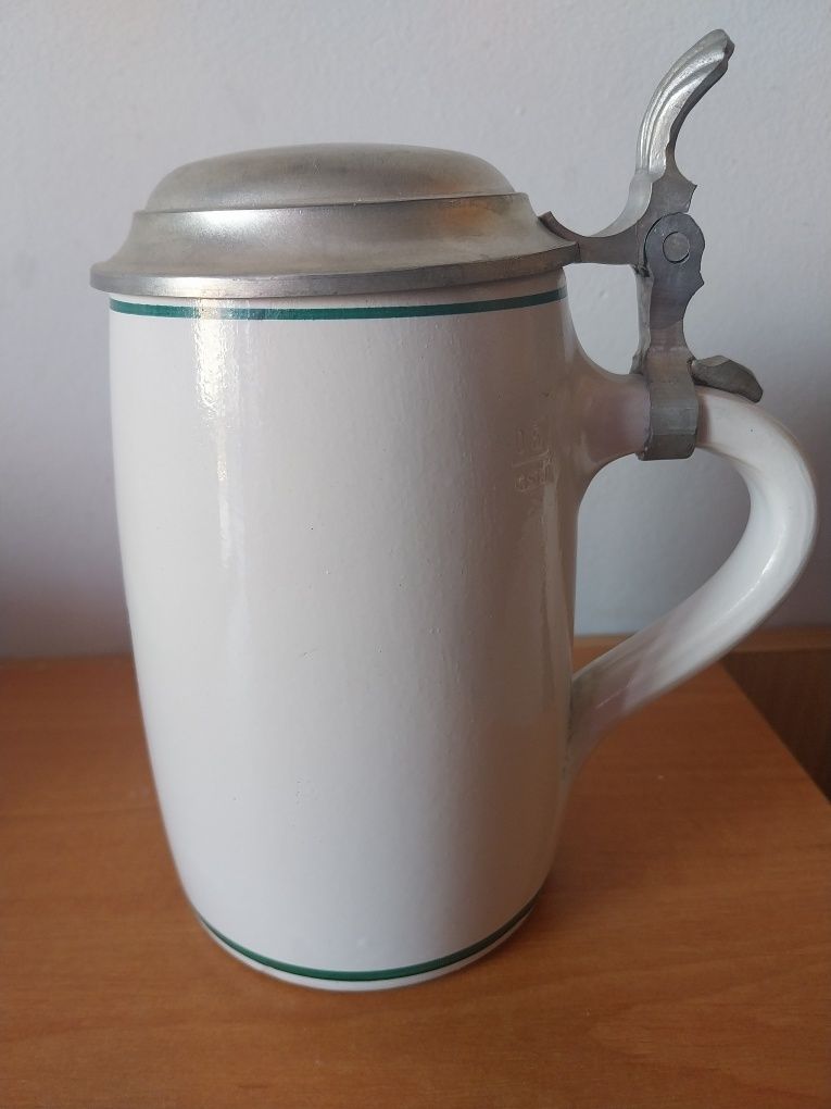 Ceramiczny kufel z cynowa klapką "Feldschlosschen", sygnowany.