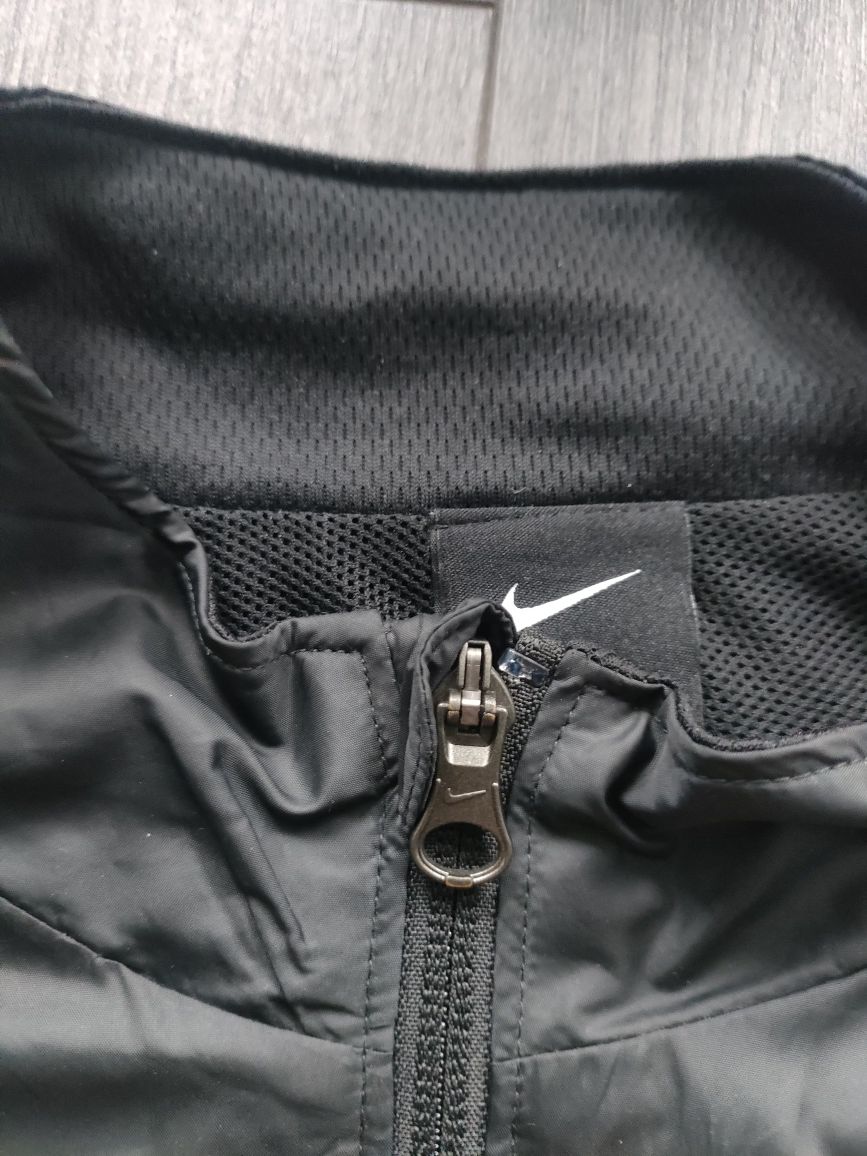Kurtka męska wiatrówka Nike rozmiar M

- stan: idealny jak nowa

- r