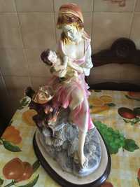 Estatueta/Mãe com bebé ao colo