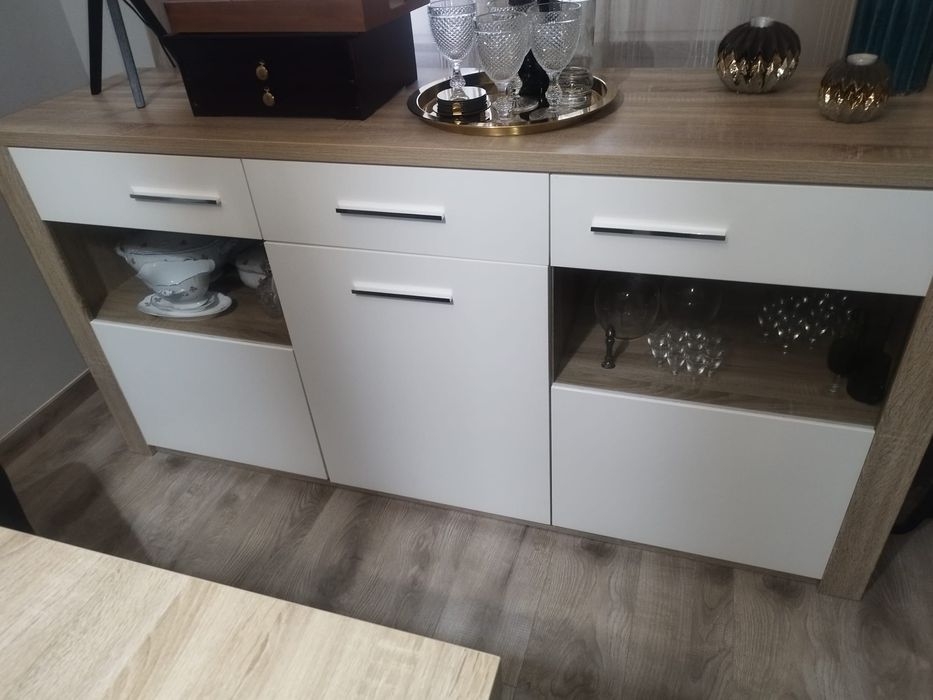 Conjunto Sala de Jantar. Mesa extensível com 6 cadeiras e aparador.