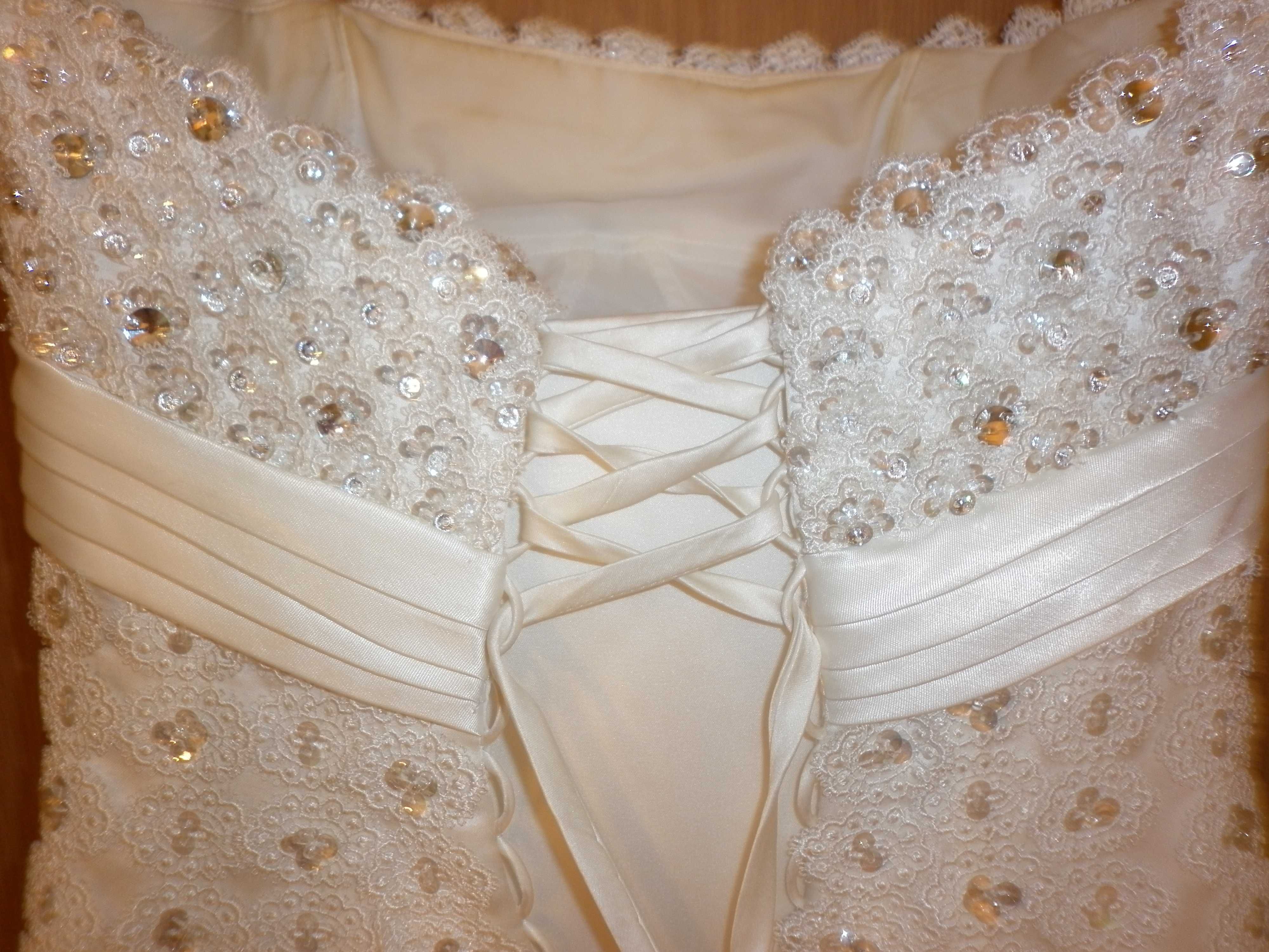 Suknia ślubna z kryształami Swarovskego