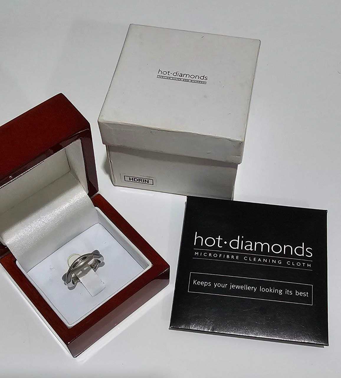Anel em prata maciça com um hot-diamonds da Swarovski.