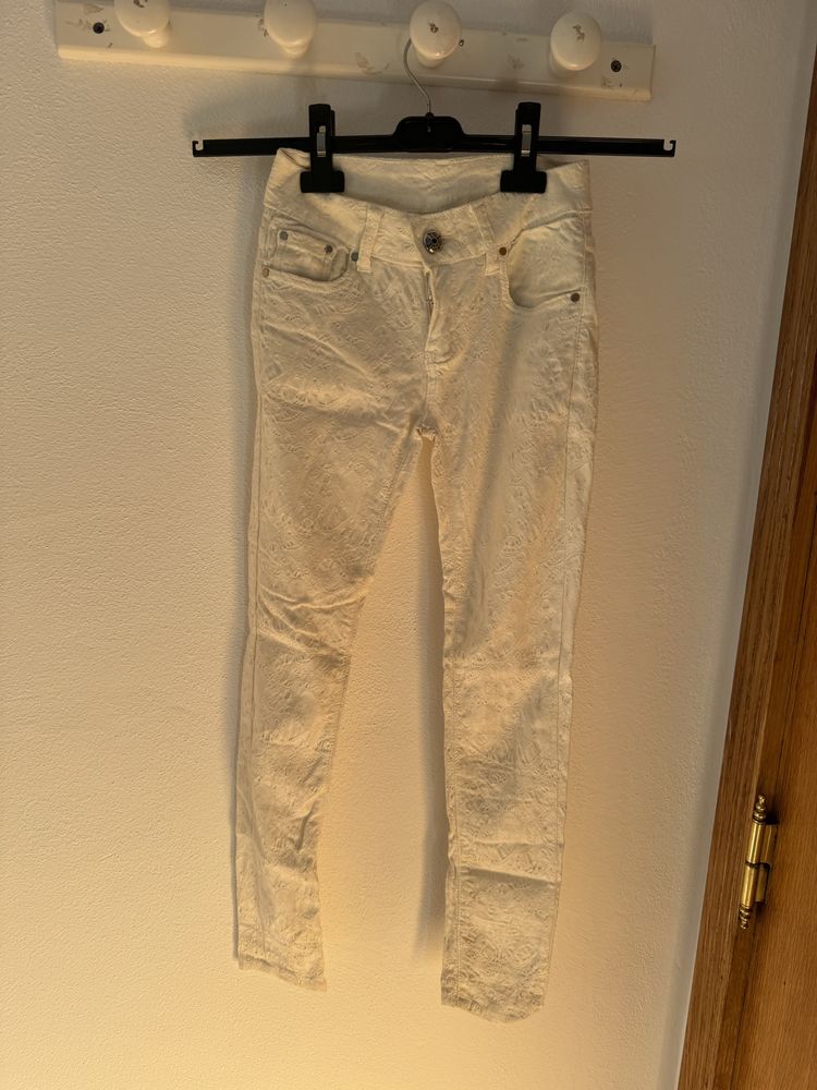Calças tipo leggings em renda