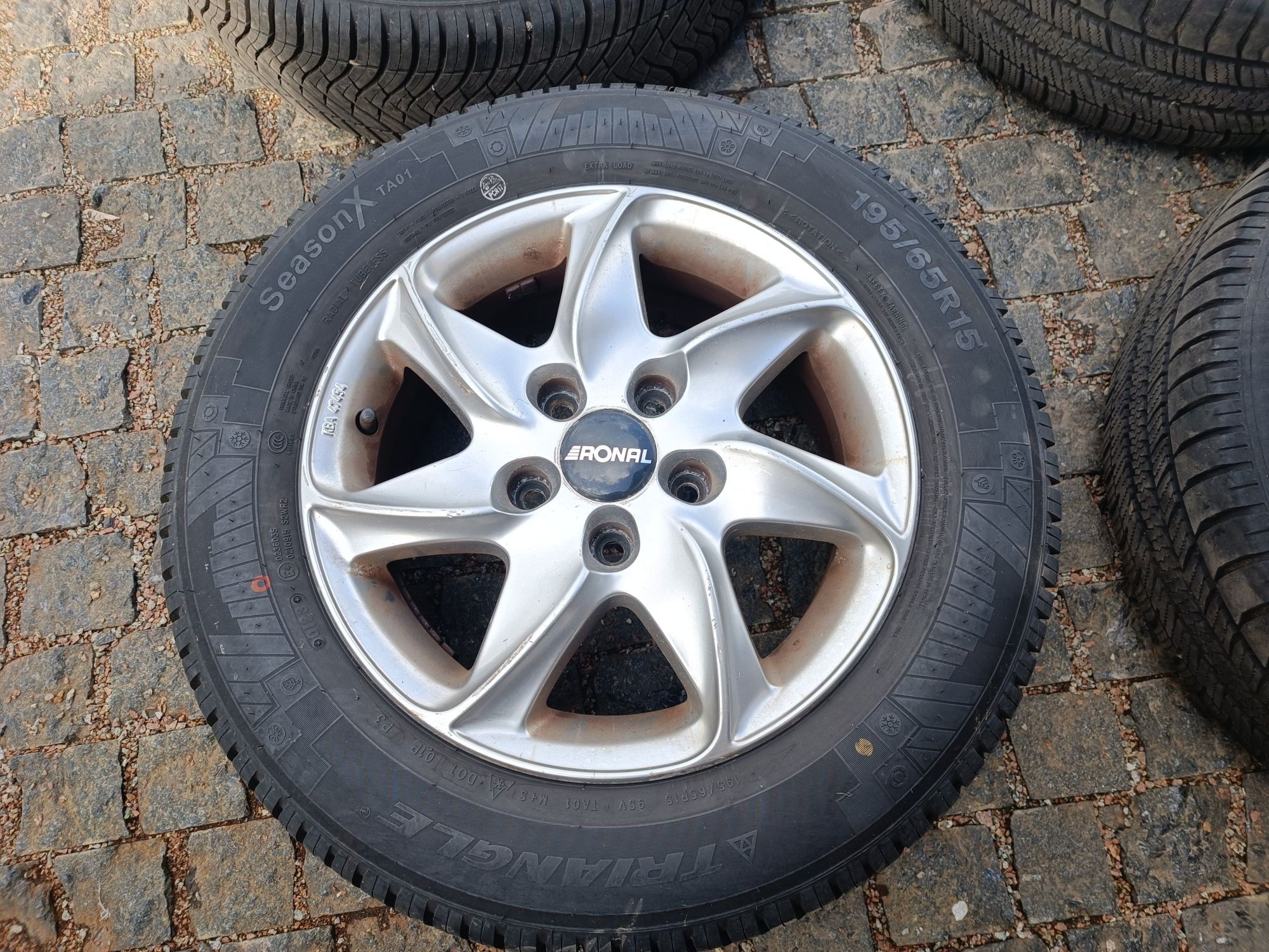 Продам комплект колес диски титаны 5*114.3 R15, резина зима 195/65R15