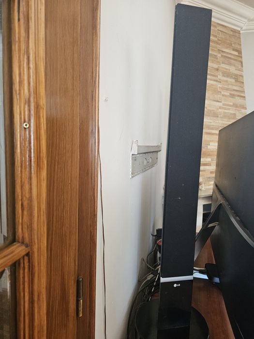 4 Colunas de som LG e subwoofer