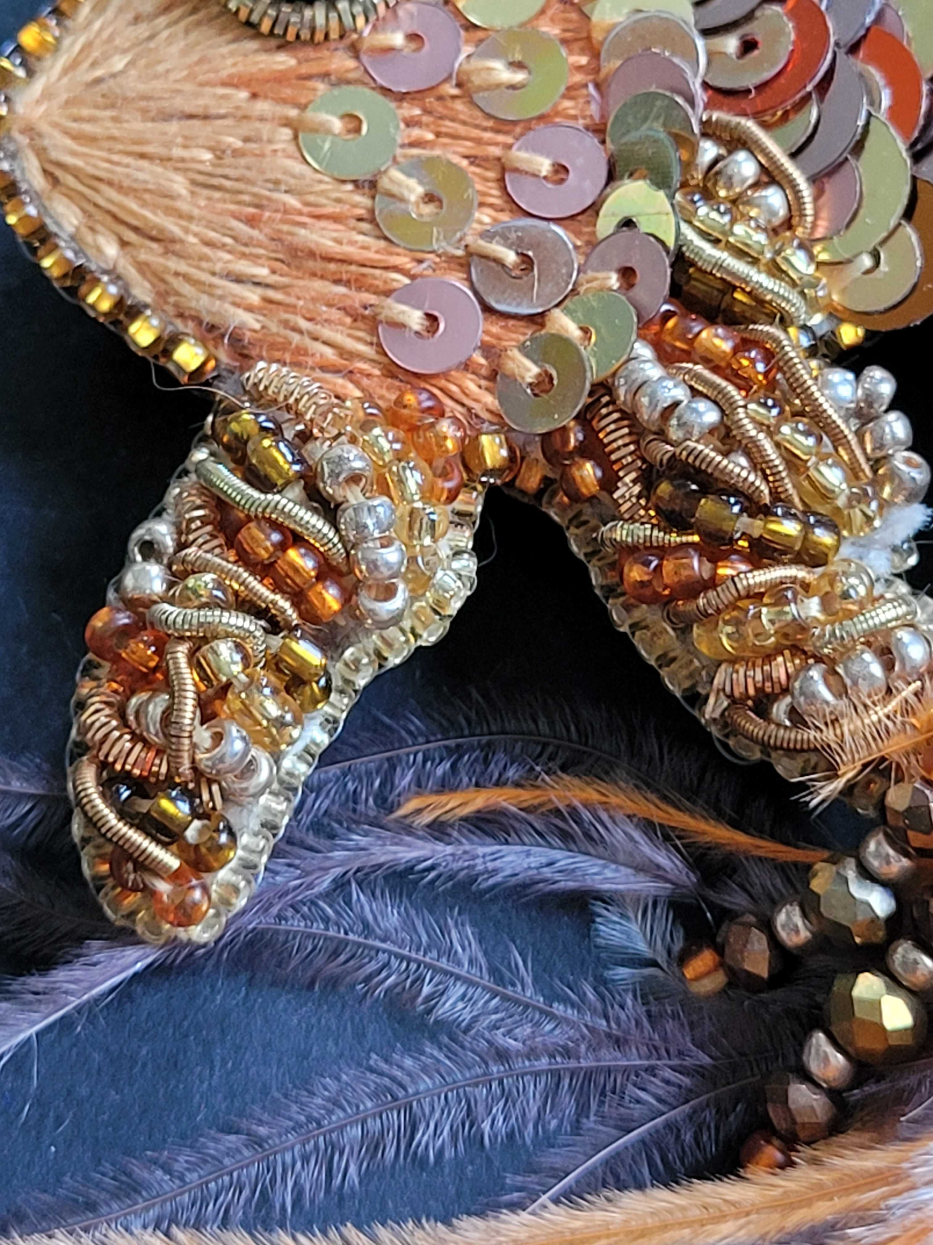 Broszka "Magiczna pomaranczowa rybka" zdobiona cekinami HANDMADE