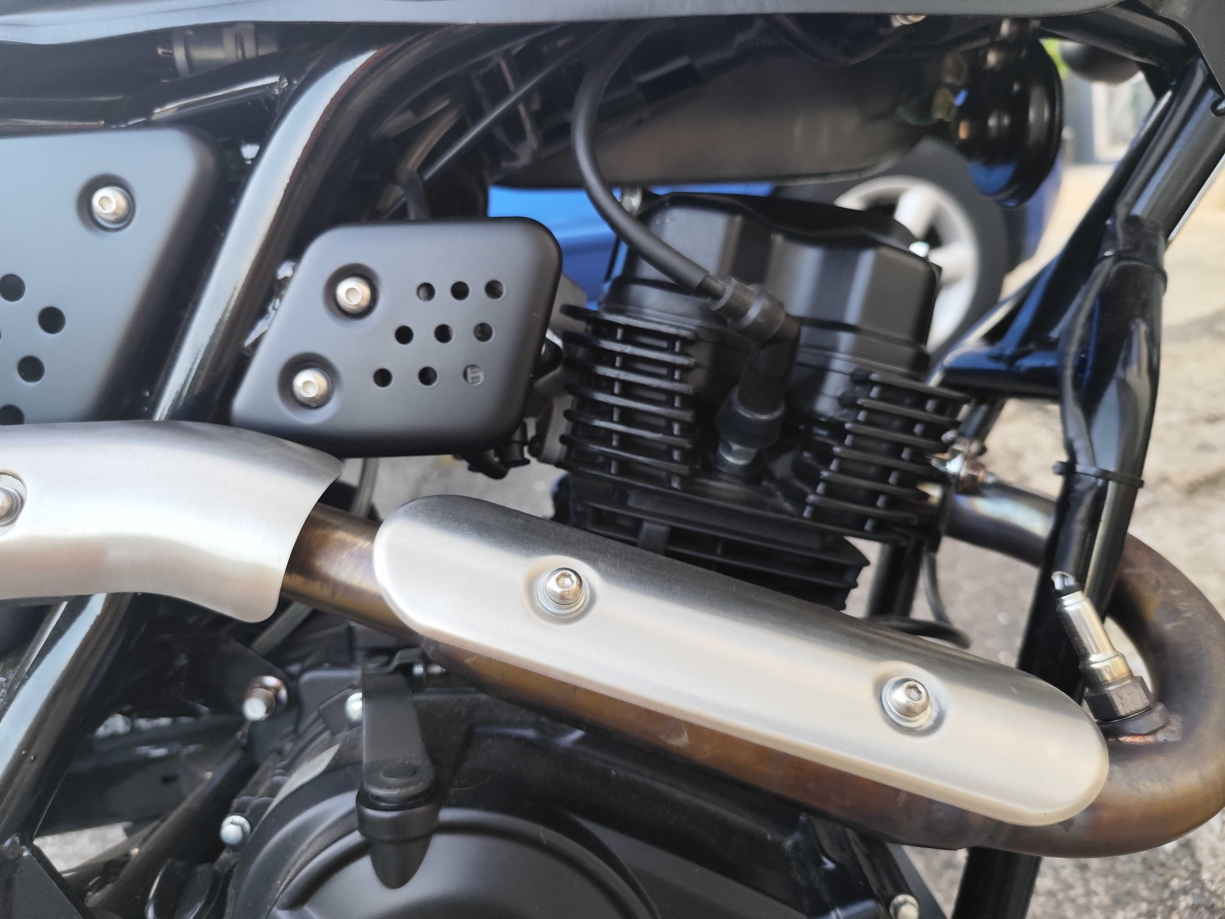 Moto 125cc "Nova" estilo Retro.Apenas 1600 quilómetros.Marca UM.