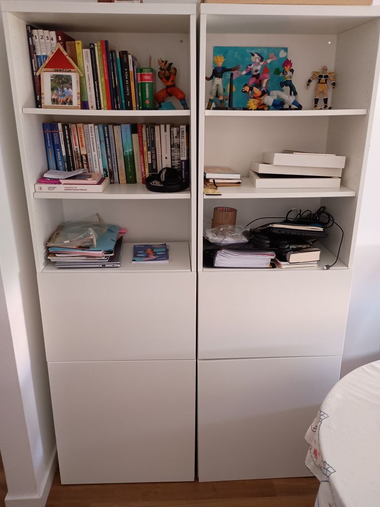 2 Móveis Besta IKEA com combinações de arrumação.b