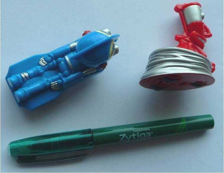 Cinco figuras brindes Mogli e Robots