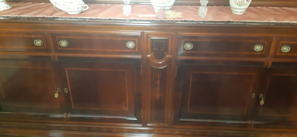 Móvel de sala aparador com espelho.