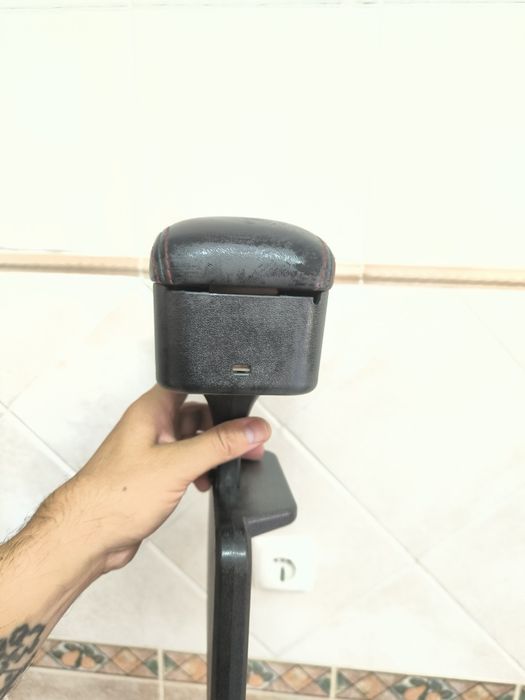 Apoio de braço com arrumaçao e suporte de copo universal
