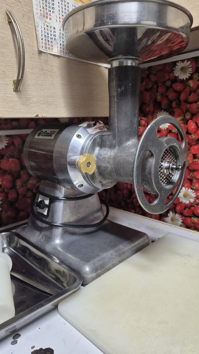 Продам промышленную мясорубку 220В Fimar
