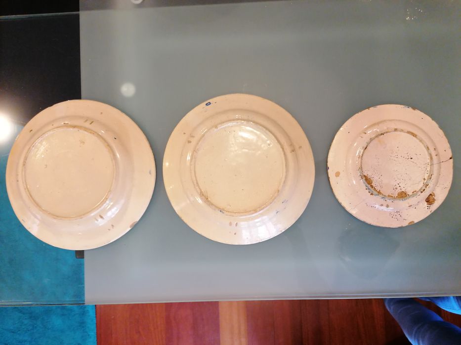 Pratos de cerâmica antigos