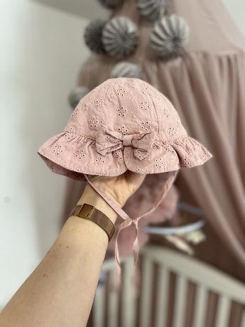 H&M ażurowy kapelusz brudny róż troczki wiązany 68 cm