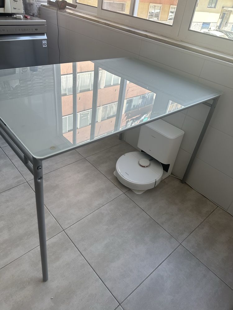 Mesa com tampo de vidro