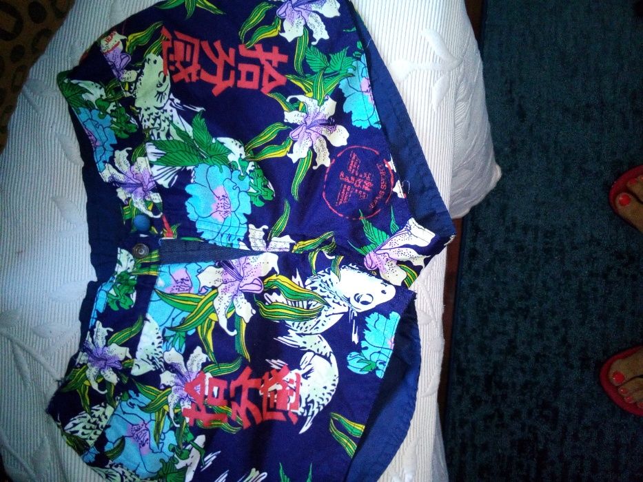 Vários casacos em pele e saias