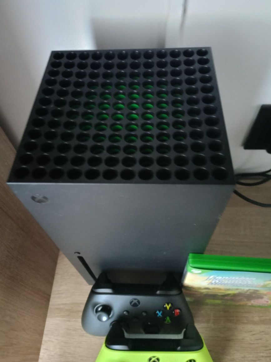 Xbox series x + 2 pady i gra na gwarancji