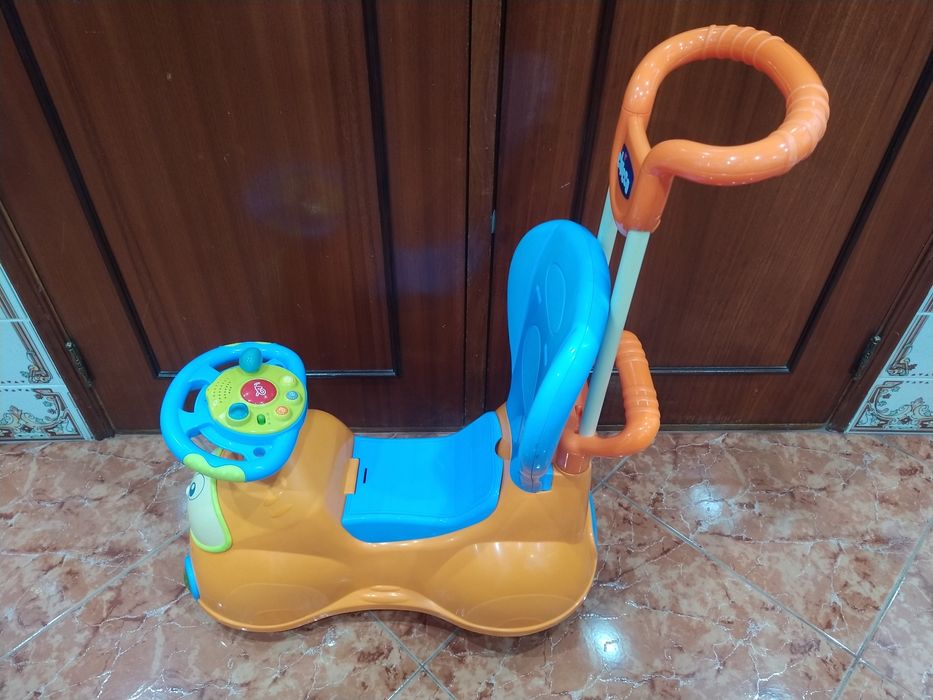 Triciclo carrinho brinquedo da Chicco para bebé casa quarto carro