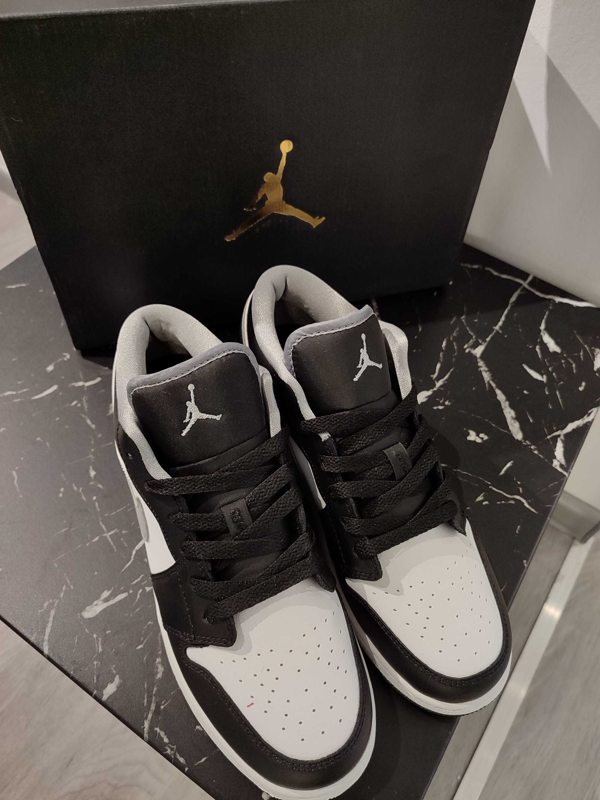 Кросівки Air Jordan 1 Low 'Black Medium Grey'
