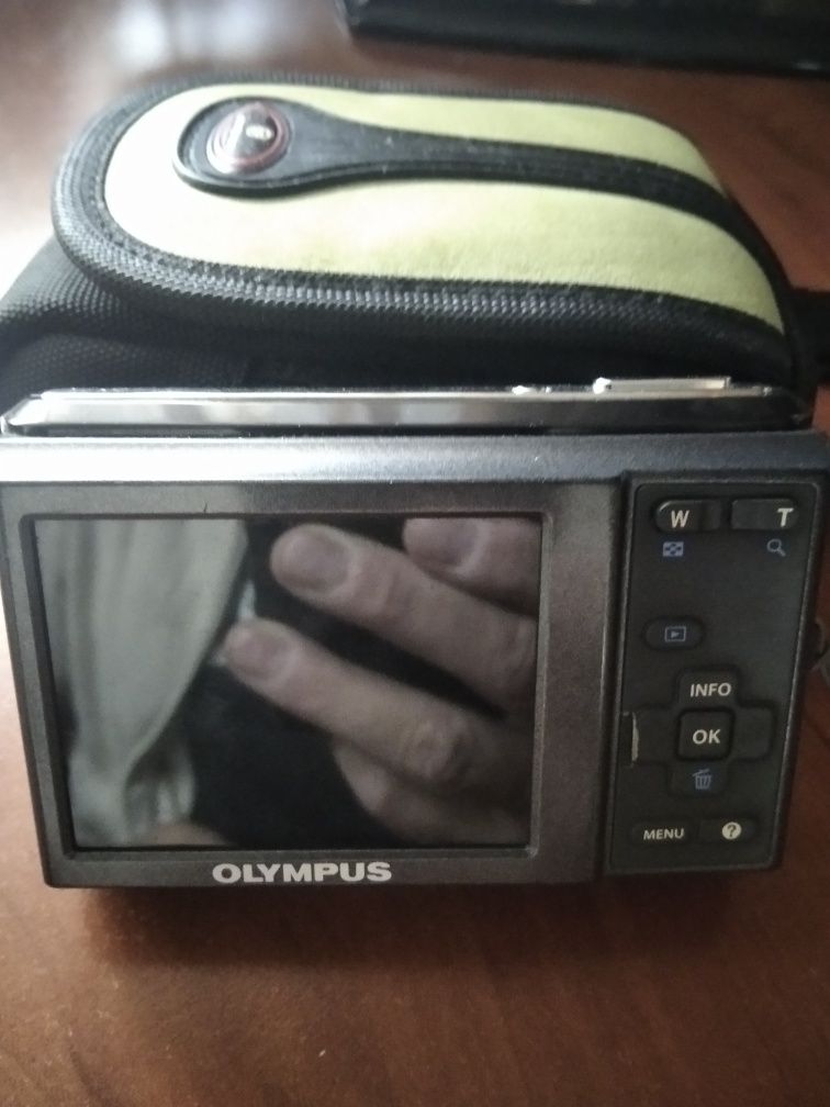 Продам фотоаппарат Олимпус и три  фотовспышки.