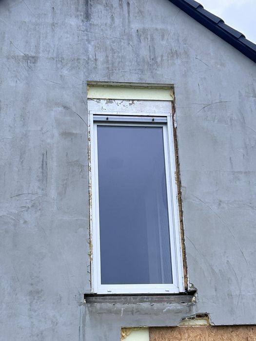 Okno balkonowe z roleta zewnętrzną