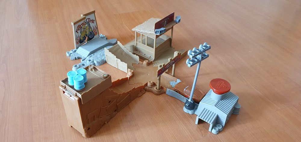 Tor z wyrzutnią Mattel + ubłocony Zygzak McQueen z bajki Auta Cars