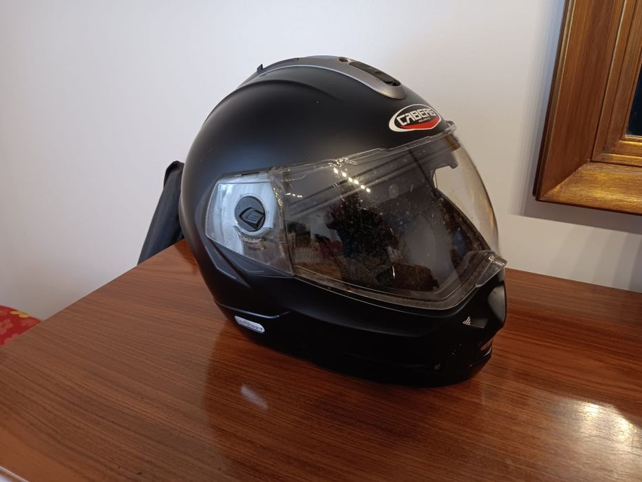 Conjunto de dois capacetes de mota